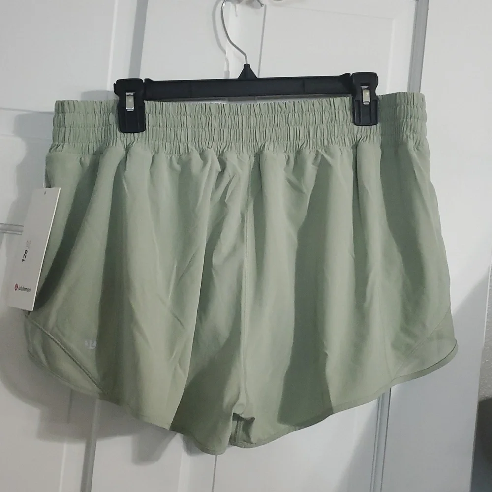 NWT Lululemon Hotty Hot HR 2.5in Women's Sz 12 Fog Green Shorts - Picture 2 of 3